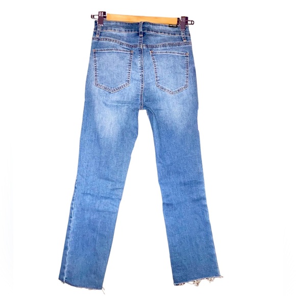 5/25$ ✨ Almost Famous Jeans - Picture 2 of 7